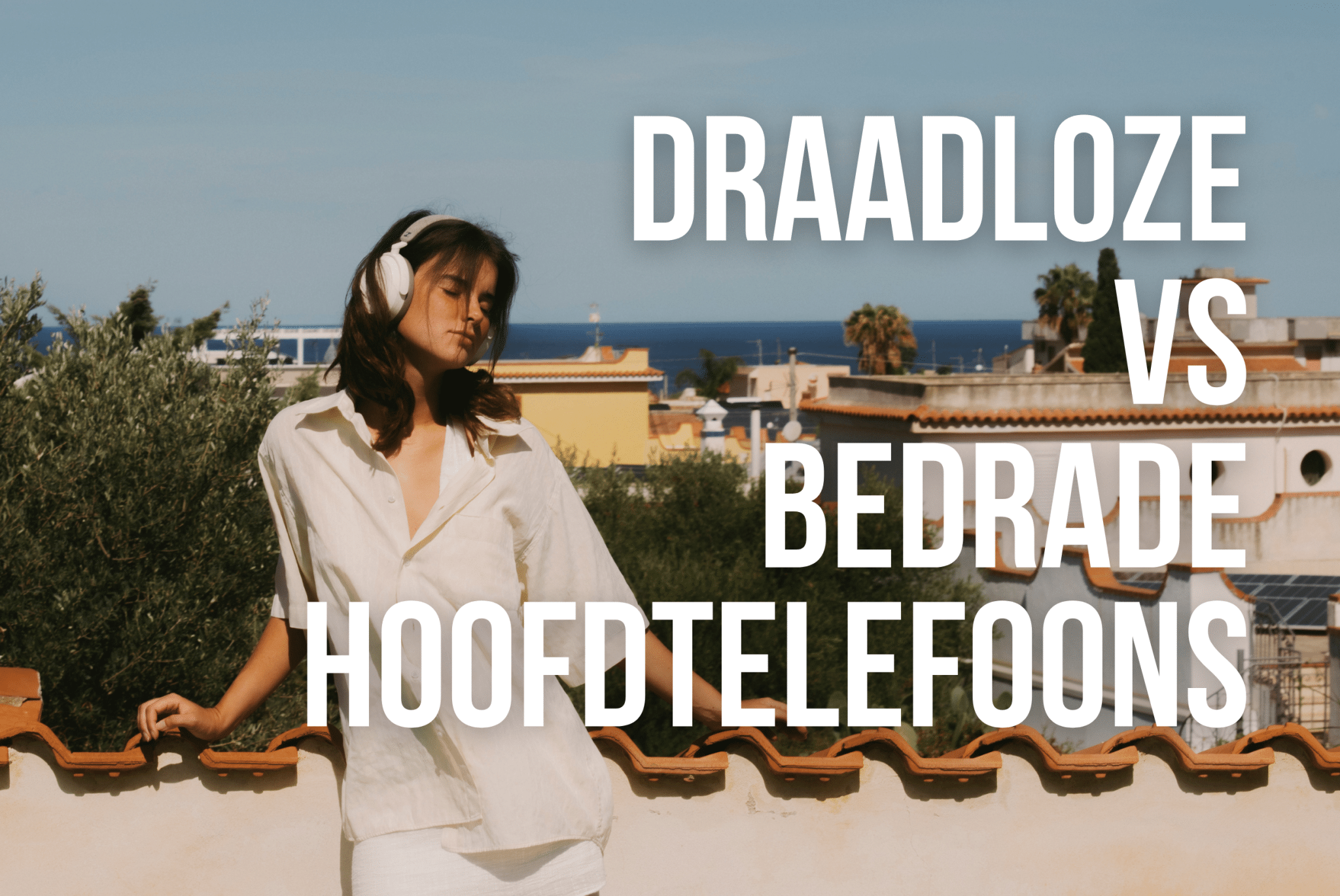 Vrouw met mooie design hoofdtelefoon in de stijlvolle wittekleuren van haar outfit en omgeving. Blog titel "draadloze vs bedraadde hoofdtelefoons' Deze is van Sennheiser. Gekocht en getest bij vergaauw leiden. In de achtergrond staat sicilie