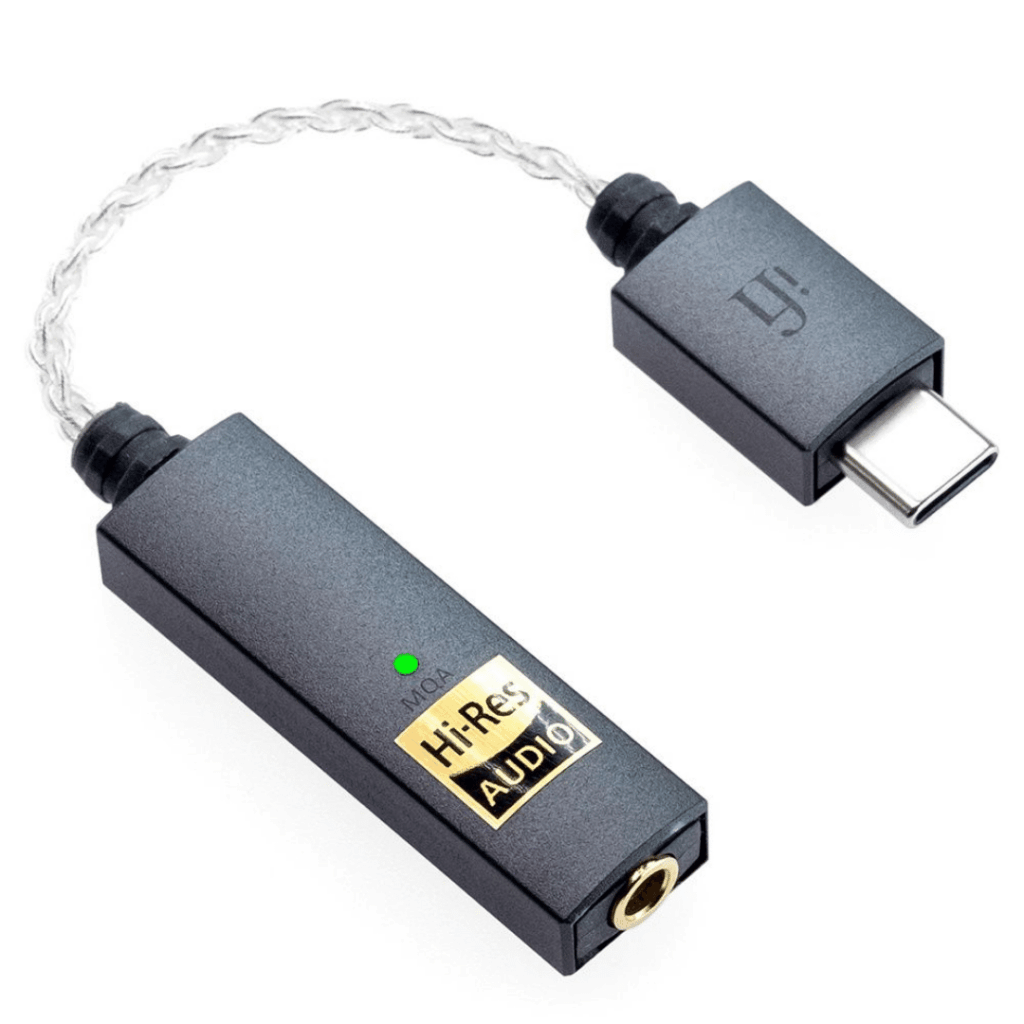 Kleine portable versterker in het zwart met een goude sticker van het merk iFi voor een hoofdtelefoon