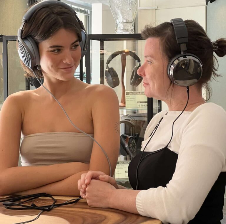 Hoofdtelefoons-vergelijken-Silvia-met-Sanne-scaled-e1720600809557