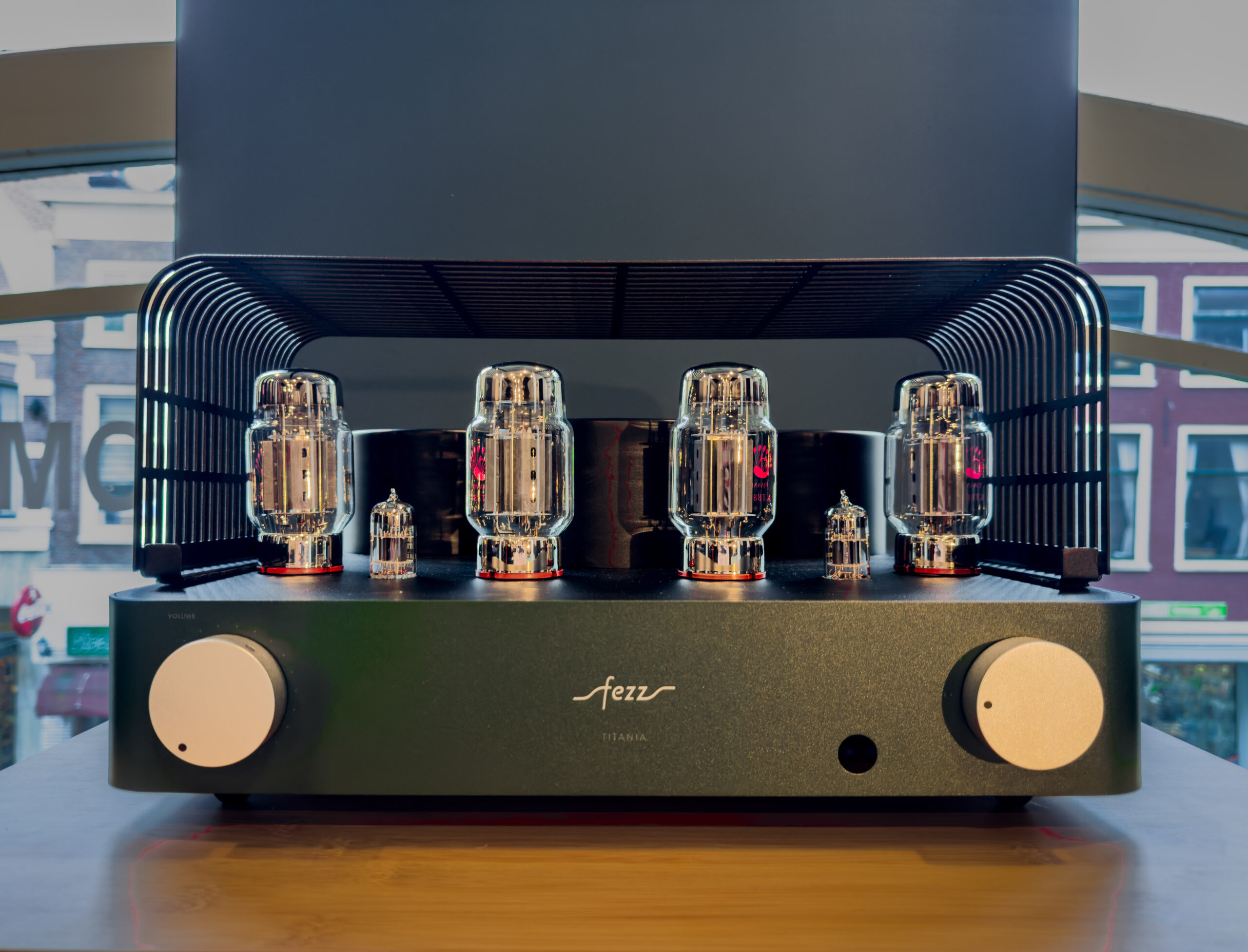 fezz versterker groen met buizen je ziet 4 grotere buizen en 2 kleinere buizen en een volumeknop