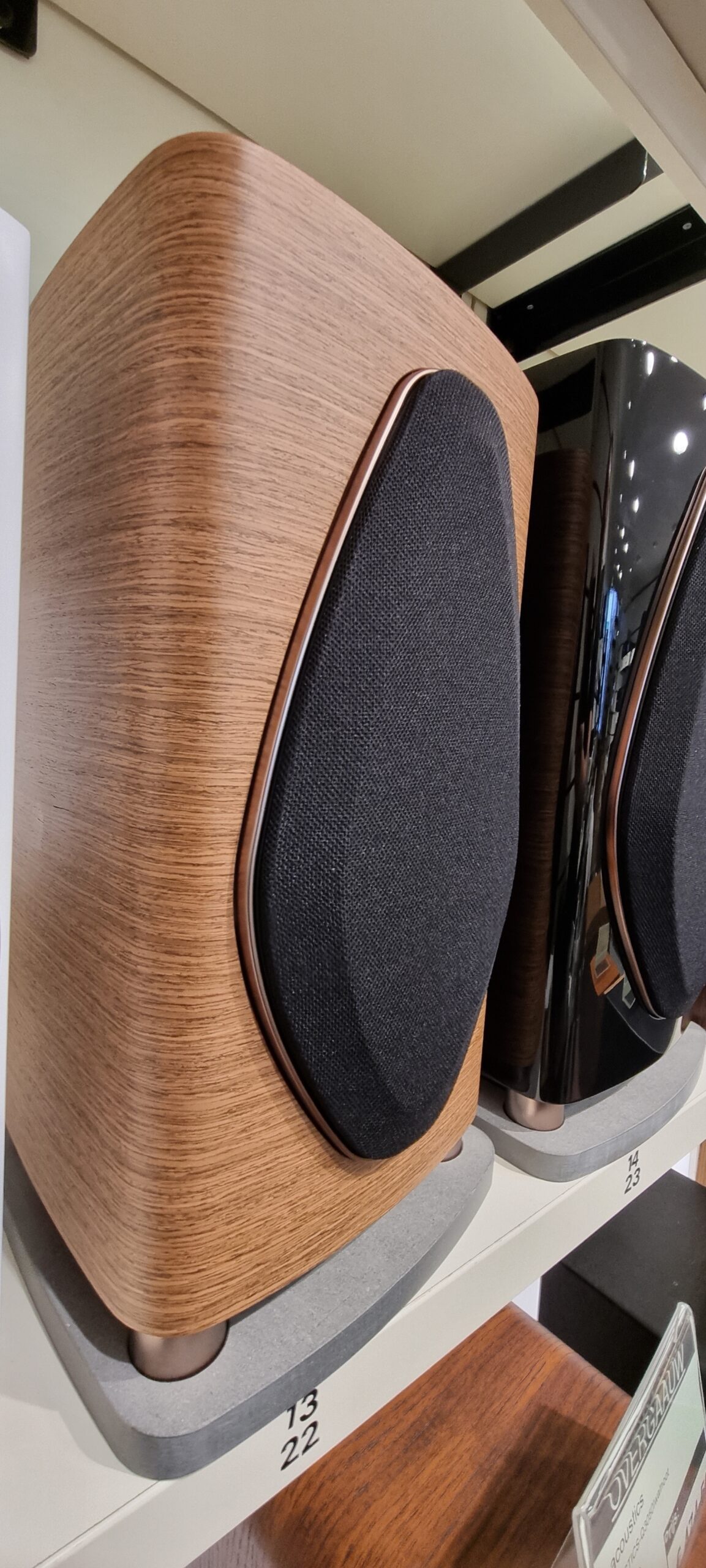 De Sonus Faber Sonetto 1 in walnut met cement voet is net uitgepakt en staat klaar voor demostratie in de luisterkleder van onze winkel in leiden. Overgaauw.