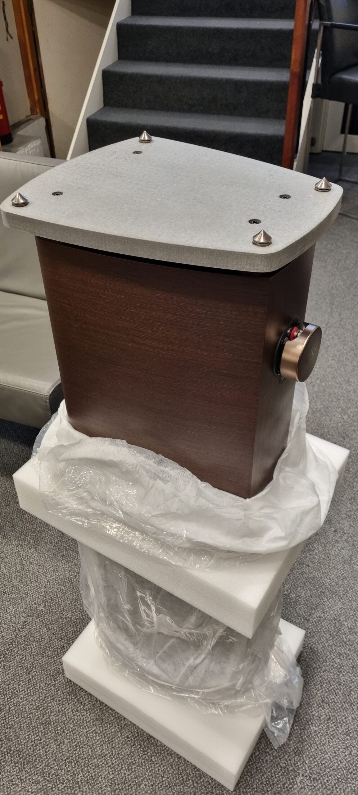 De Sonetto 3 van Sonus Faber word uitegepakt. De spikes zijn net op de cementen voet geinstaleerd. Deze staat nu klaar voor demonstratie in de luisterkleder van onze winkel in leiden. Overgaauw.