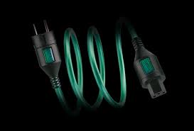 groene kabel van Isotek voor stroom optimalisatie met zware pluggen en afscherming in het zwart. De kabel is groen