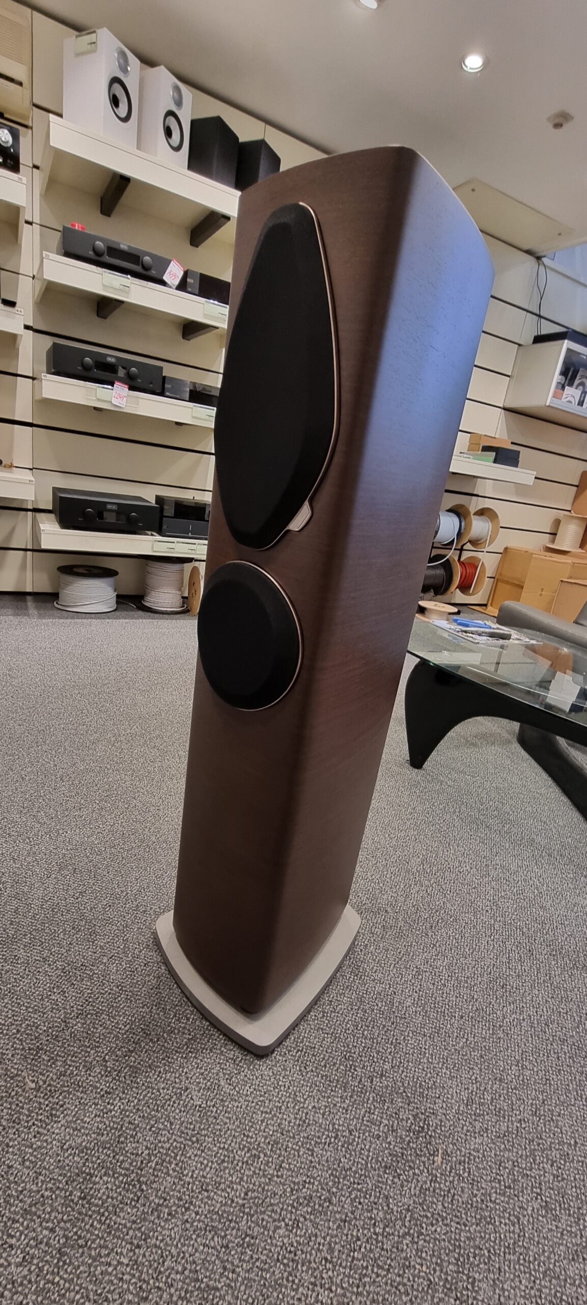 Sonus Faber Sonetto 3 G2 in wenge met cement voet net uitgepakt en staat klaar voor demonstratie in de luisterkelder van onze winkel in leiden. Overgaauw.