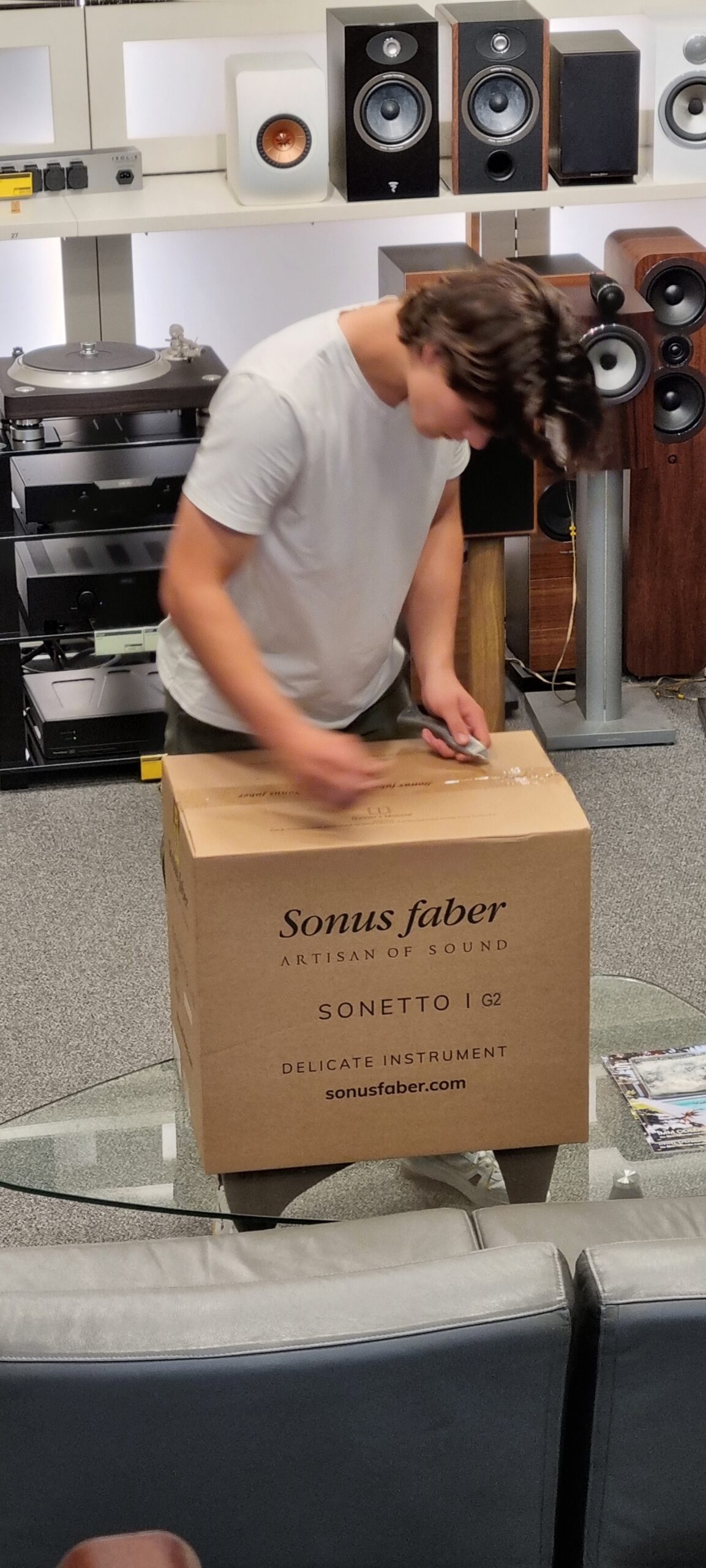 Rune onze parttimer van overgaauw pakt de Sonetto 1 van sonus faber uit. Deze staat nu klaar voor demonstratie in de luisterkelder van onze winkel in leiden. Overgaauw.