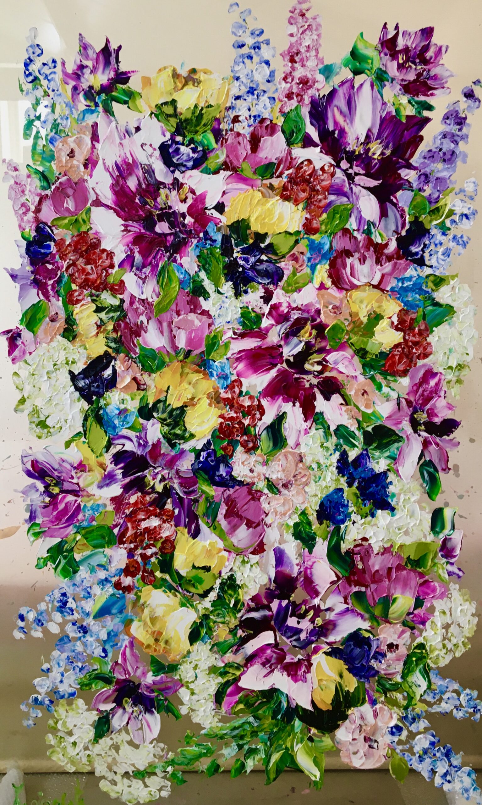 glasschildering tijdens de kunstmaand in leiden 2025 bij overgaauw leiden. u ziet geschilderde bloemen op een transparante achtergrond zoals de kunstenares ze beleeft. Een wilde bos bloemen in paars, blauw, geel